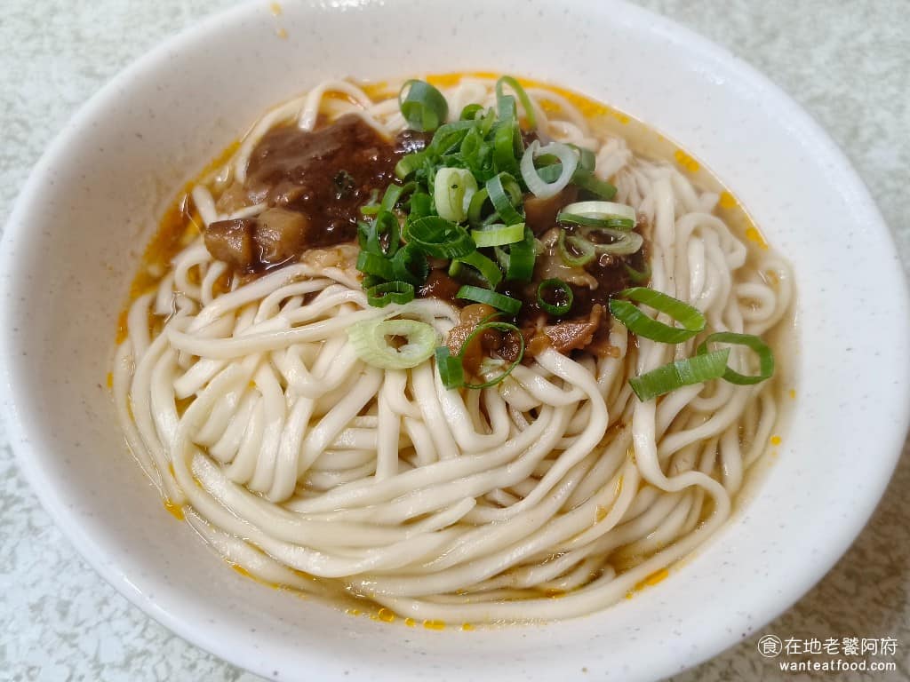 張記傳統魚丸 張記傳統魚丸菜單 張記傳統魚丸推薦 瑞芳區美食 瑞芳美食 台灣小吃 福州魚丸 特製乾麵 這是店裡的招牌麵食，麵條吃起來非常有嚼勁，Q彈不軟爛，淋上店家特製的醬汁後，整碗麵香氣十足，簡單卻很有味道，這個也是必點。 @在地老饕阿府