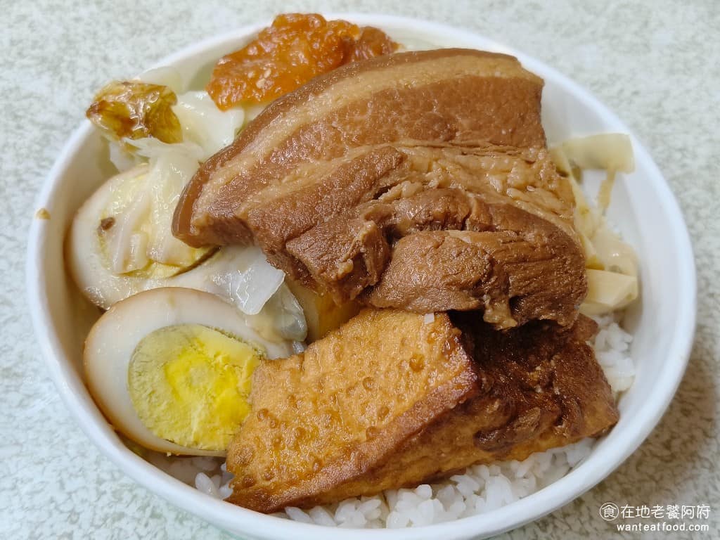 張記傳統魚丸 張記傳統魚丸菜單 張記傳統魚丸推薦 瑞芳區美食 瑞芳美食 台灣小吃 福州魚丸 控肉飯 控肉滷得非常軟嫩，而且給得很大片，份量十足，控肉飯旁邊給的紅色兩片，原本以為是醬瓜，但其實是豆棗，吃起來甜甜的，可以解膩。 @在地老饕阿府