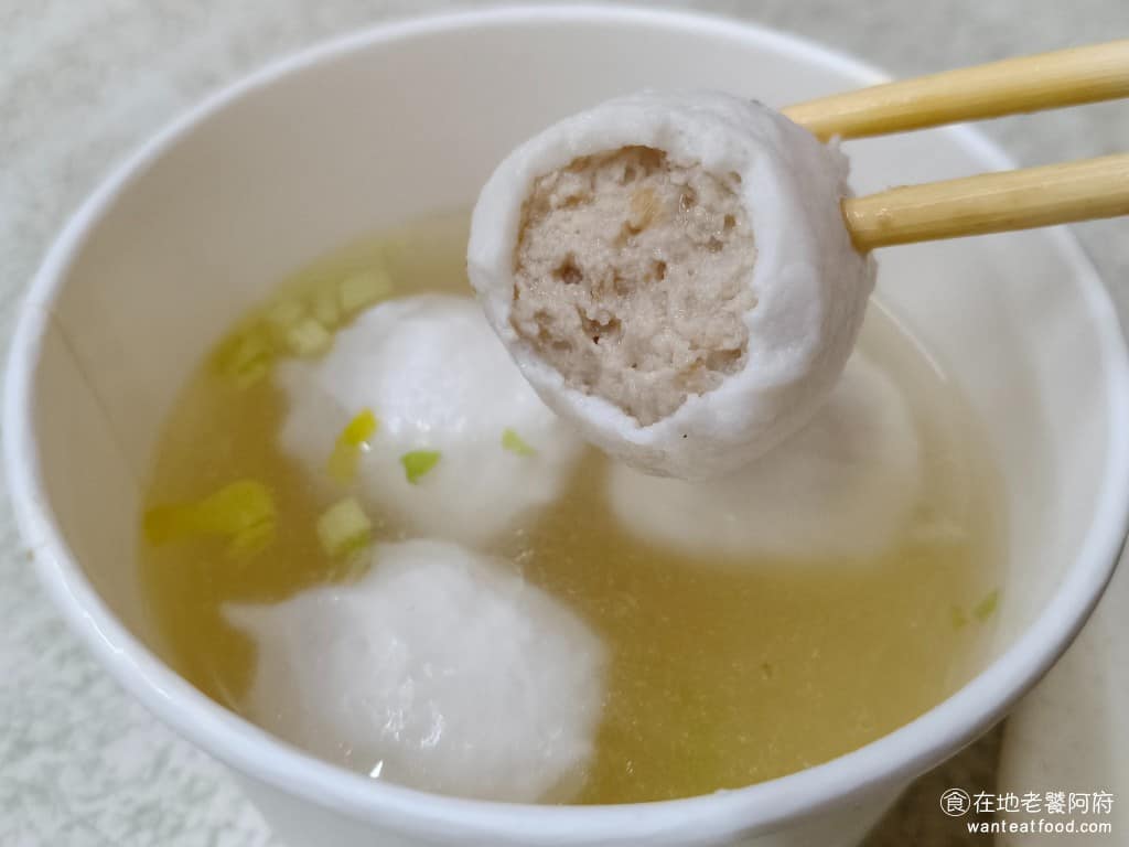 張記傳統魚丸 張記傳統魚丸菜單 張記傳統魚丸推薦 瑞芳區美食 瑞芳美食 台灣小吃 福州魚丸 每一顆魚丸都很有彈性，吃起來鮮甜，尤其是福州丸，非常大顆內餡包得很豐滿，咬下去真的會爆漿，店內牆壁上的招牌都會特別警告客人，吃的時候要小心。 @在地老饕阿府