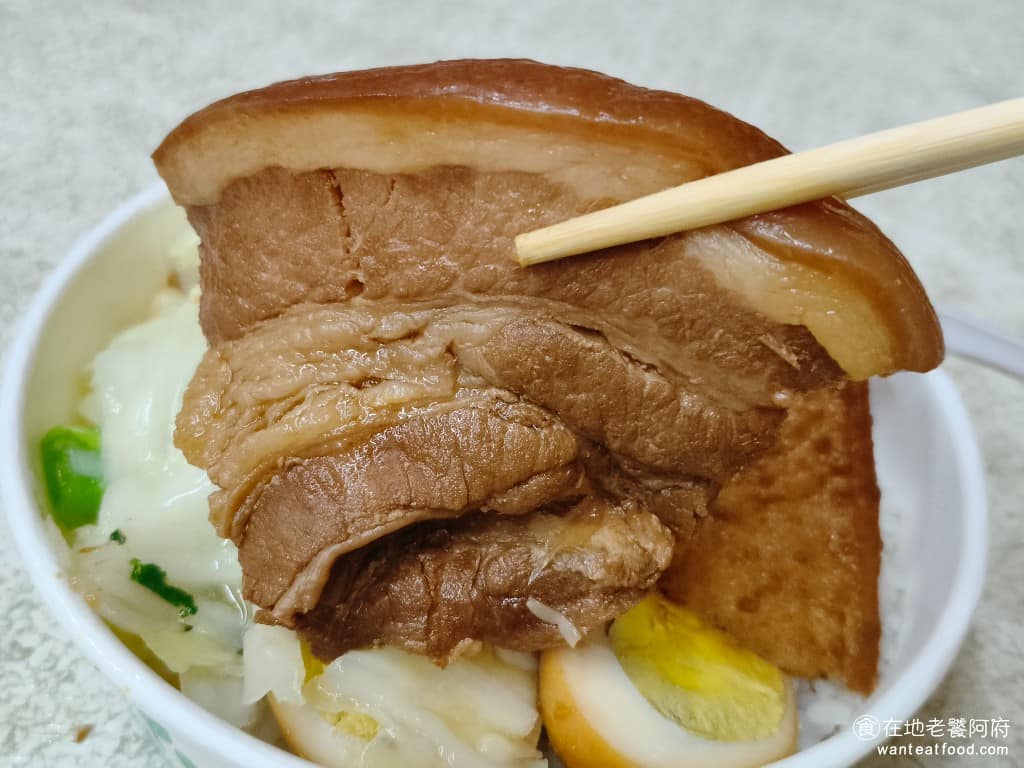 張記傳統魚丸 張記傳統魚丸菜單 張記傳統魚丸推薦 瑞芳區美食 瑞芳美食 台灣小吃 福州魚丸 肥肉部分不會太多，瘦肉部分入口即化，滷汁滲透得很好，配飯很下飯，而且吃起來完全不油膩，很多控肉都油油亮亮的，拍照會反光，但這個控肉非常乾淨，吃起來真的很舒服。 @在地老饕阿府