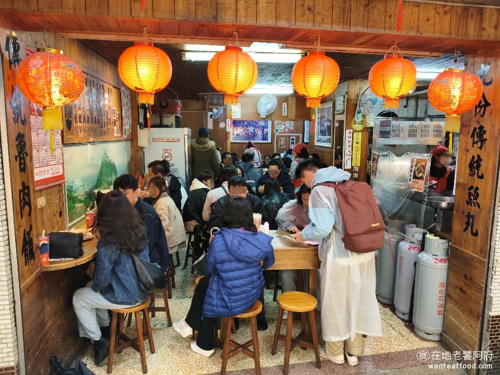 張記傳統魚丸 張記傳統魚丸菜單 張記傳統魚丸推薦 瑞芳區美食 瑞芳美食 台灣小吃 福州魚丸 店面採用開放式空間，座位區在旁邊，用餐環境算是傳統的小吃店風格，店內空間不大，而且桌椅排得非常密集，所以人多的時候，坐起來會非常擠。 @在地老饕阿府