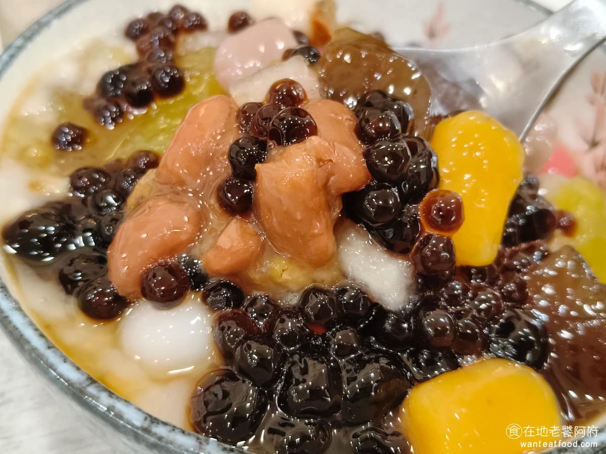 新營豆花 新營豆花菜單 新營豆花推薦 大同區美食 大同美食 大橋頭美食 紅豆熬煮得軟粥，配上冰涼的刨冰，跟濃郁的煉乳，口感層次算豐富，算是一碗無可挑踢的冰品。 @在地老饕阿府