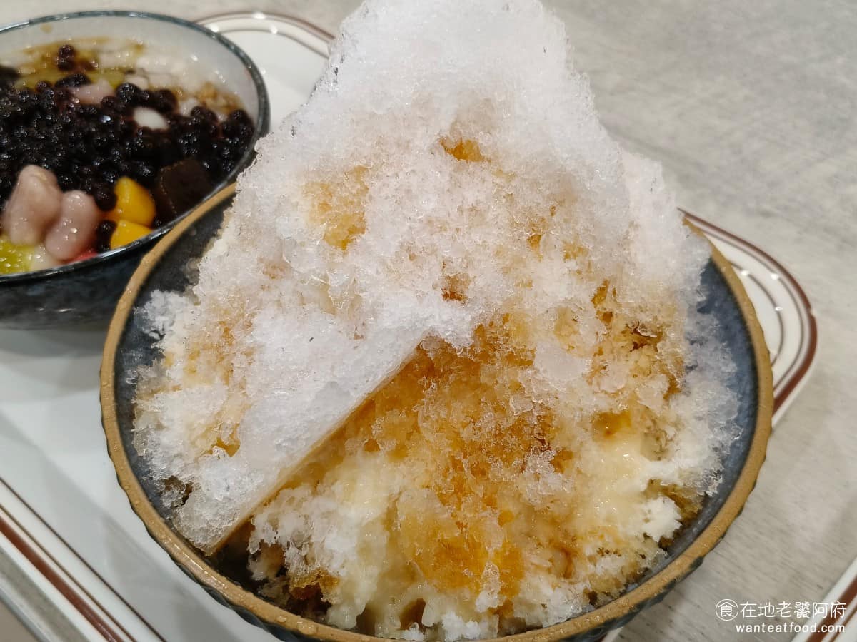 新營豆花 新營豆花菜單 新營豆花推薦 大同區美食 大同美食 大橋頭美食 冰本身就會加一些黑糖，如果覺得想要更甜，可以再加錢加點煉乳，這裡不只是豆花有香氣，連黑糖水都有煮出一點焦香味，味道確實比一般的豆花店更特別。 @在地老饕阿府