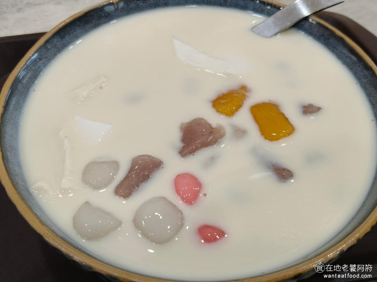 新營豆花 新營豆花菜單 新營豆花推薦 大同區美食 大同美食 大橋頭美食 豆漿豆花 這裡不只是豆花有碳香味，連豆漿本身也有碳香味，每一口都特別香，吃得出差別，因為太好喝了，吃完我們都詢問店家，有沒有賣豆漿，但可惜沒有賣，只有賣杏仁茶。 @在地老饕阿府
