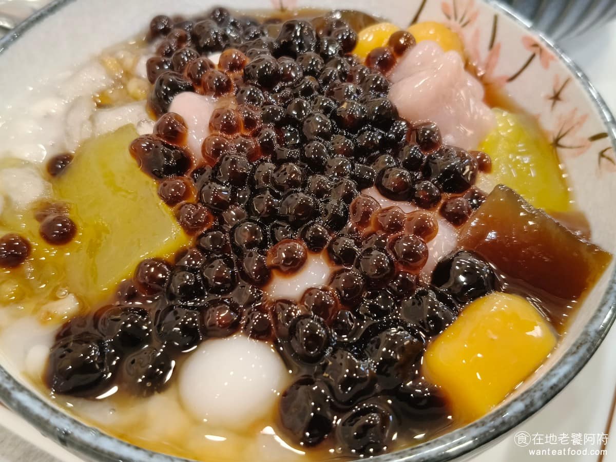 新營豆花 新營豆花菜單 新營豆花推薦 大同區美食 大同美食 大橋頭美食 配料包含黑糖粉粿、粉粿跟珍珠，不能更換配料，但可以加點。粉粿口感偏軟Q，珍珠也煮得有彈性，珍珠的黑糖香氣也很夠。 @在地老饕阿府