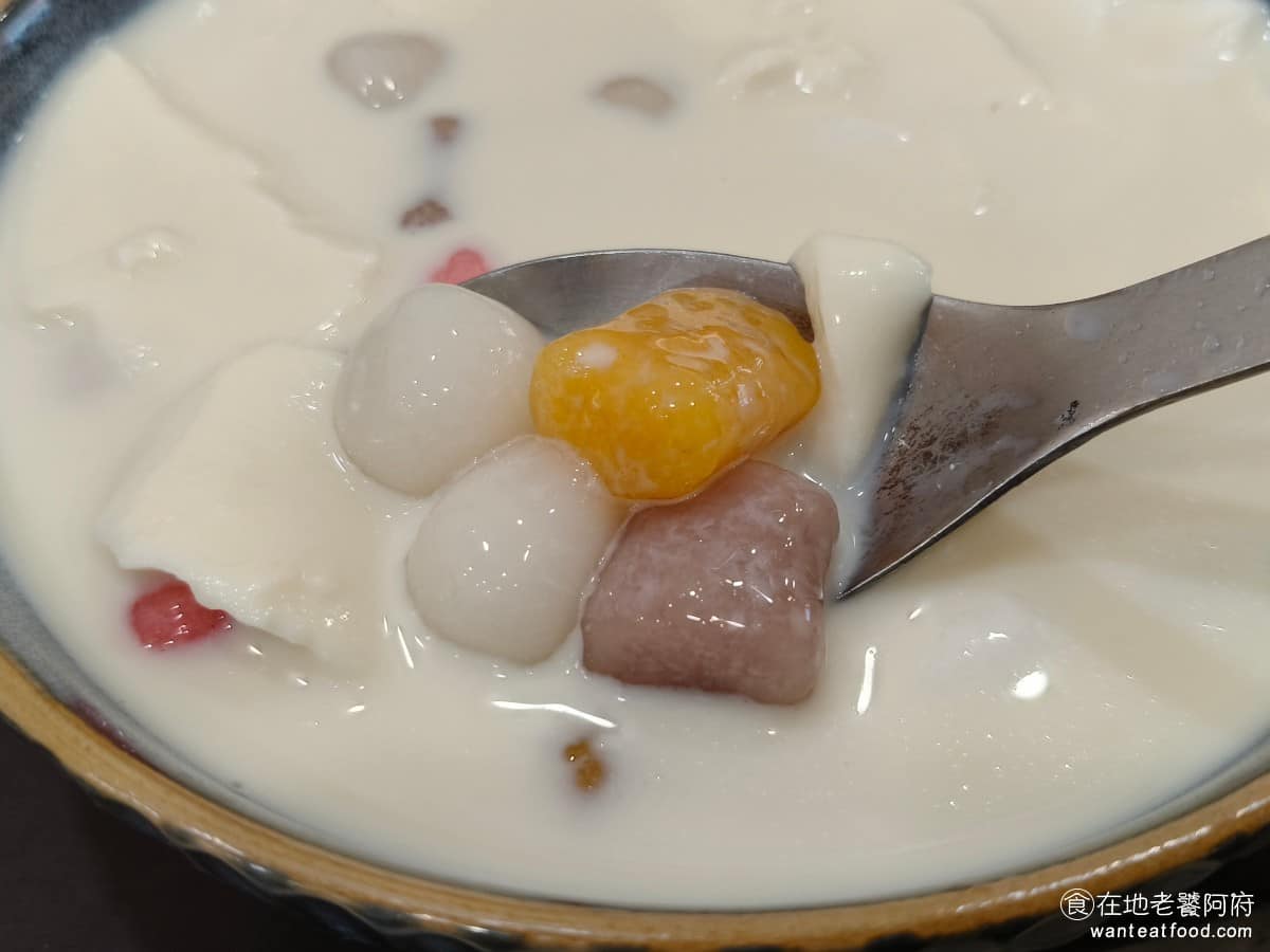新營豆花 新營豆花菜單 新營豆花推薦 大同區美食 大同美食 大橋頭美食 這裡不只豆花好吃，杏仁的配料也都做得很棒，推薦可以加點杏仁凍，一樣是香氣十足，這樣就能同時吃到炭香、豆香、杏仁香，吃完真的令人印象深刻。 @在地老饕阿府