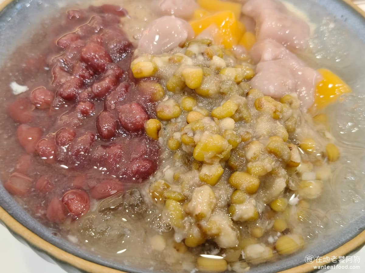 新營豆花 新營豆花菜單 新營豆花推薦 大同區美食 大同美食 大橋頭美食 湯水甜度算是中規中矩，不會過甜，甜度和冰的份量全部都是可以調整的，整碗份量非常大，甚至吃不完，最後都打包。打包的話，碗要加5塊錢。 @在地老饕阿府