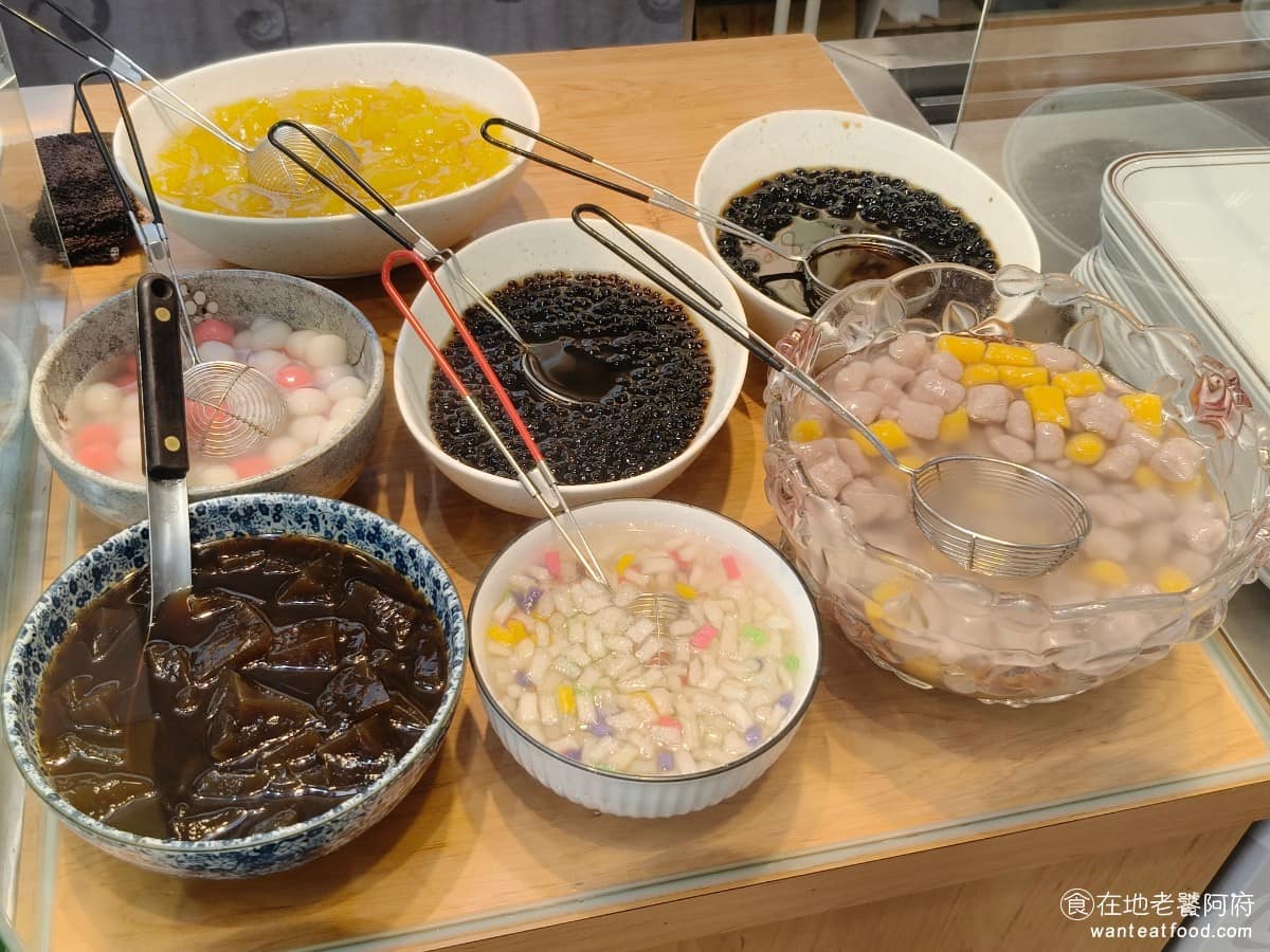 新營豆花 新營豆花菜單 新營豆花推薦 大同區美食 大同美食 大橋頭美食 《新營豆花》配料，也全是店家每天新鮮現煮的，不是外面批來的，也不是冷凍過後的，每一樣吃起來都很新鮮。 @在地老饕阿府
