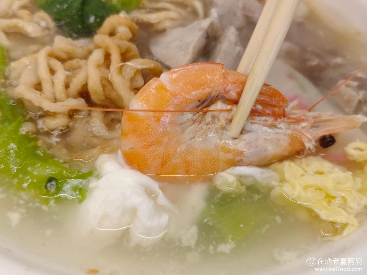 光明水餃館汕頭意麵 光明水餃館汕頭意麵菜單 光明水餃館汕頭意麵推薦 新店區美食 新店美食 台灣小吃 湯頭微甜帶有淡淡的柴魚香，但不是那種柴魚很重的湯頭，湯頭調味比較清淡，反而海鮮味比較濃郁。雖然個人喜歡柴魚味很重的湯頭，但這間店的湯，喝起來還算可以接受。 @在地老饕阿府