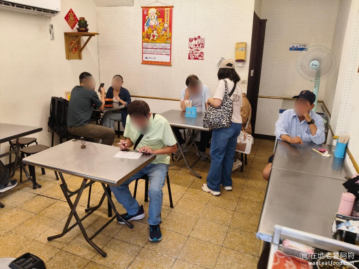 光明水餃館汕頭意麵 光明水餃館汕頭意麵菜單 光明水餃館汕頭意麵推薦 新店區美食 新店美食 台灣小吃 《光明水餃館 汕頭意麵》店內的空間不大，雖然是老店，但環境還算OK，不會有明顯的髒亂感。店裡冷氣也開得很涼爽，所以夏天其實還蠻多客人會來店裡用餐。 @在地老饕阿府