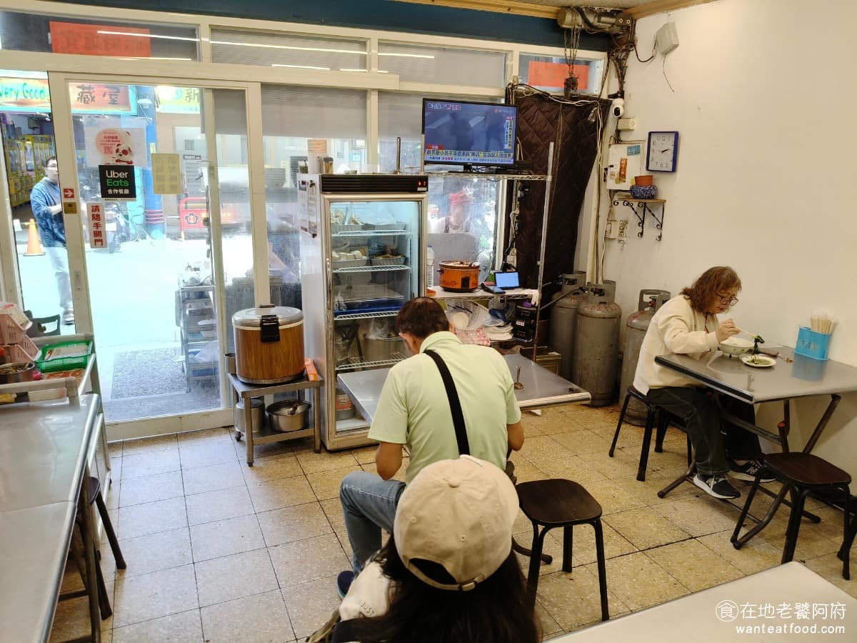 光明水餃館汕頭意麵 光明水餃館汕頭意麵菜單 光明水餃館汕頭意麵推薦 新店區美食 新店美食 台灣小吃 個人覺得光明街的人潮少很多，主要的原因是裕隆城開幕了，吸引了不少在地人和外地人都會前往，畢竟那裡逛街舒適多了，反而碧潭商圈周圍比較沒有像是觀光景點的道路規劃。相信只要好好地規劃，並且做好行銷，這裡人潮一定能再次增加，畢竟這裡也累積了不少味道很好的老店。 @在地老饕阿府