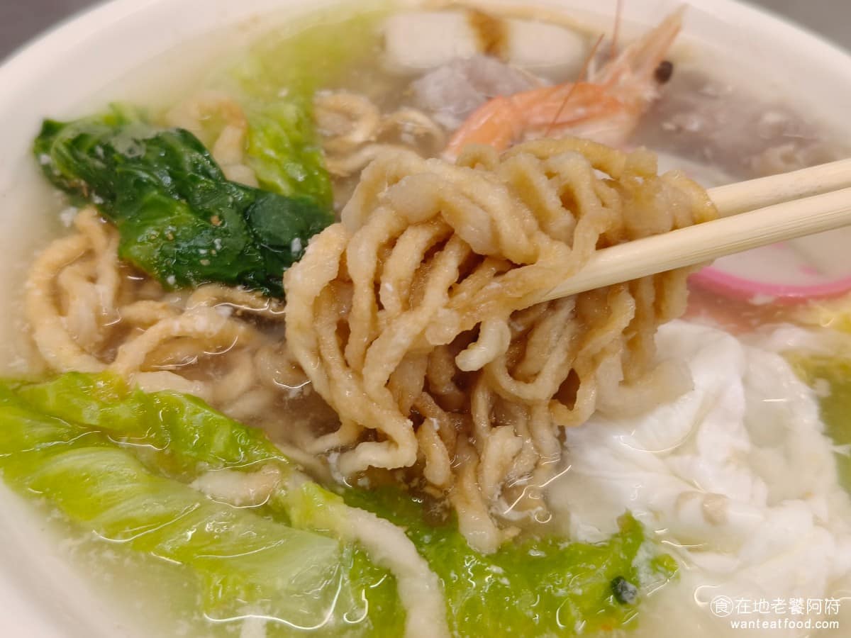 光明水餃館汕頭意麵 光明水餃館汕頭意麵菜單 光明水餃館汕頭意麵推薦 新店區美食 新店美食 台灣小吃 意麵煮的也不會太軟，吃起來帶有微微的硬度，不會有那種吸太多水，吃起來爛爛的口感，整體吃起來也還不錯。 @在地老饕阿府