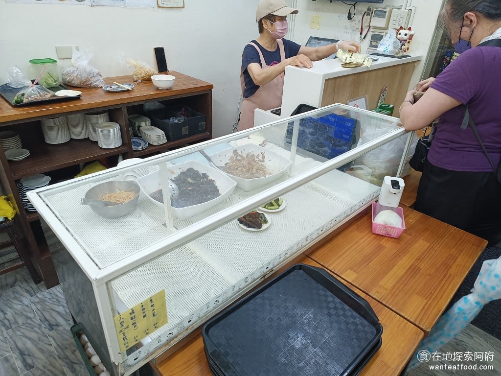 王家水餃館 王家水餃館菜單 王家水餃館價格 內湖區美食 內湖美食 東湖美食 台灣小吃 水餃 炸醬麵 來《王家水餃館》用餐，建議要提早來，不然小菜一定會提早賣光，像是泡菜和豆皮，是最容易賣光的。 @在地老饕阿府