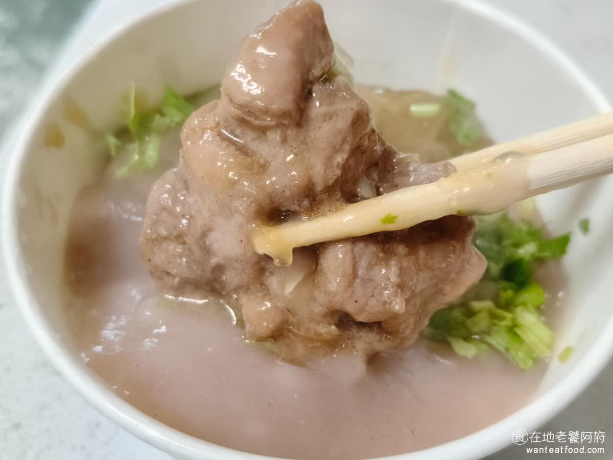 彰化肉圓安東街 彰化肉圓安東街菜單 彰化肉圓安東街推薦 大安區美食 大安美食 忠孝復興美食 內餡以豬後腿肉為主,帶有淡淡黑胡椒味,味道尚可,但肉質偏硬,口感較紮實,竹筍的比例給得相當大方,爽脆的筍絲,搭上吸飽醬汁的外皮,味道真的超棒 @在地老饕阿府