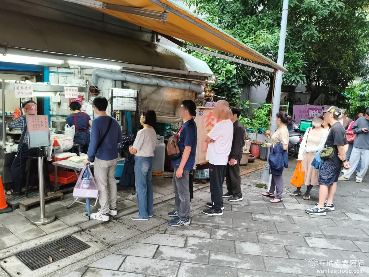 彰化肉圓安東街 彰化肉圓安東街菜單 彰化肉圓安東街推薦 大安區美食 大安美食 忠孝復興美食 要說台北哪一間肉圓,讓我吃完後念念不忘,那絕對是這間《彰化肉圓 安東街》,位於東區的安東街巷內,沒有正式店名、只掛著「彰化肉圓」看板,通常客人都稱店名為《彰化肉圓 安東街》。 @在地老饕阿府