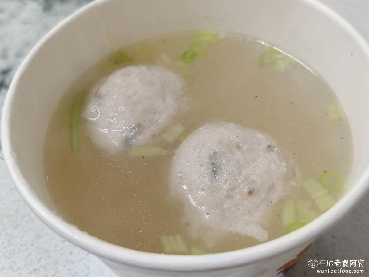 彰化肉圓安東街 彰化肉圓安東街菜單 彰化肉圓安東街推薦 大安區美食 大安美食 忠孝復興美食 魚丸湯 原本以為只是配角,但沒想到也是驚喜,一碗兩顆魚丸,湯底是清湯加胡椒,還有加芹菜香氣提味 @在地老饕阿府