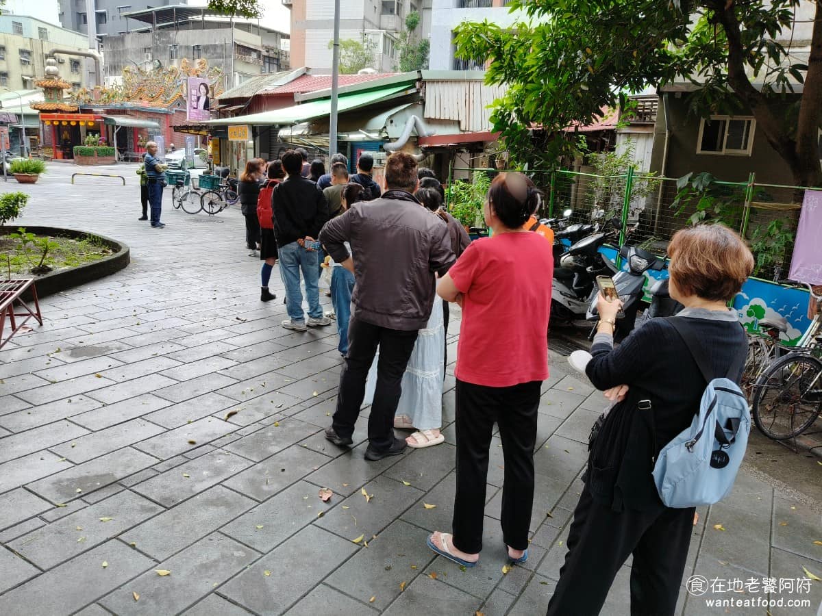 彰化肉圓安東街 彰化肉圓安東街菜單 彰化肉圓安東街推薦 大安區美食 大安美食 忠孝復興美食 只要一開店就是大排長龍,不少客人甚至一次外帶數十顆,若遇到幾個這種客人,可能會排得更久 @在地老饕阿府