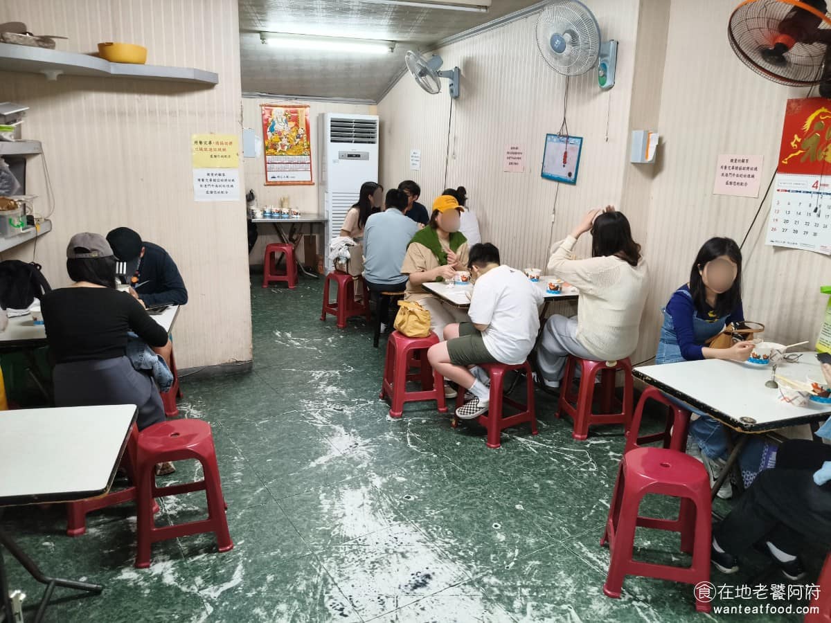 彰化肉圓安東街 彰化肉圓安東街菜單 彰化肉圓安東街推薦 大安區美食 大安美食 忠孝復興美食 店內有開冷氣,夏天用餐也還算舒適,人多時可能需要併桌,用餐採自助式,點餐付錢後自己端餐去找座位,吃完也要自行收拾 @在地老饕阿府