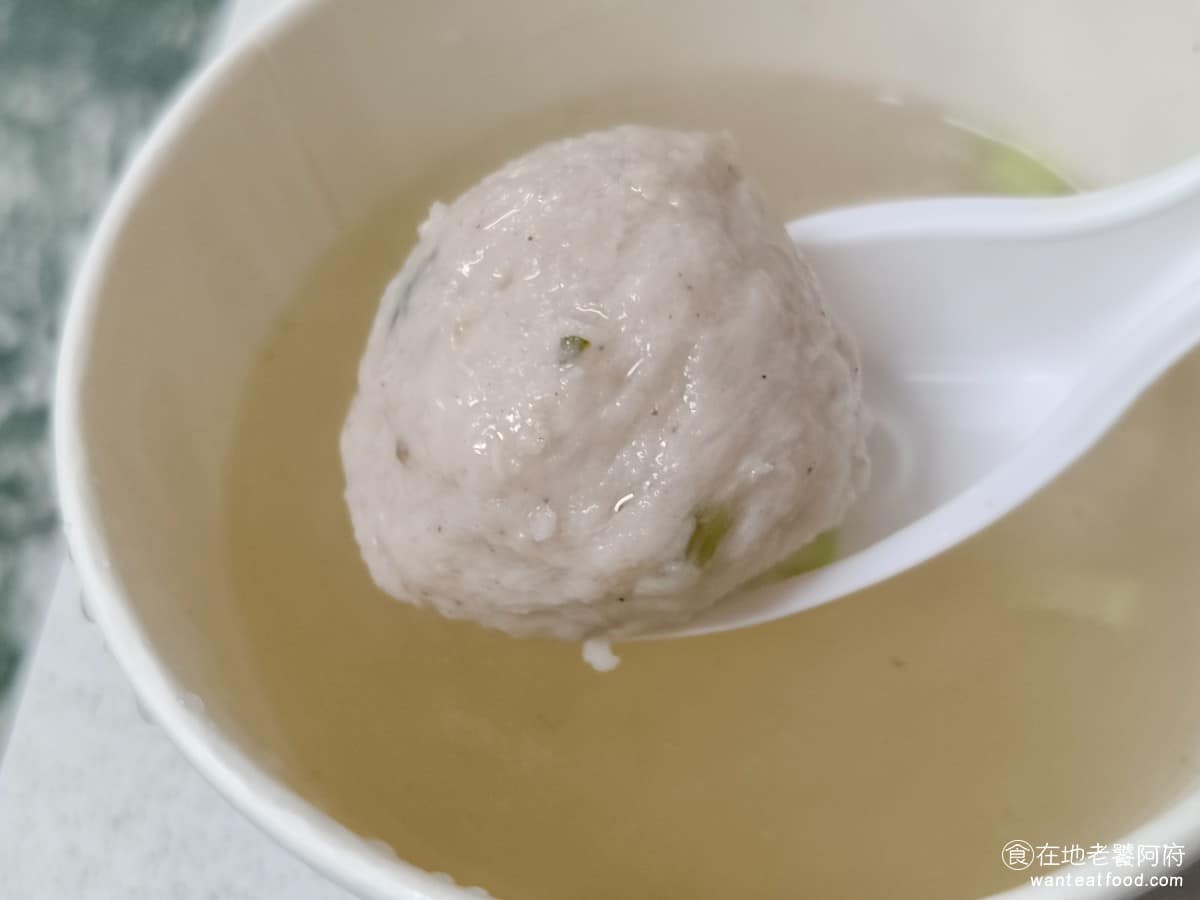 彰化肉圓安東街 彰化肉圓安東街菜單 彰化肉圓安東街推薦 大安區美食 大安美食 忠孝復興美食 魚丸本身沒有包餡,但直接吃就很有味道,煮得恰到好處,口感軟中帶Q,雖然大顆,但因為夠軟嫩,所以大口咬下去,吃起來很舒服 @在地老饕阿府