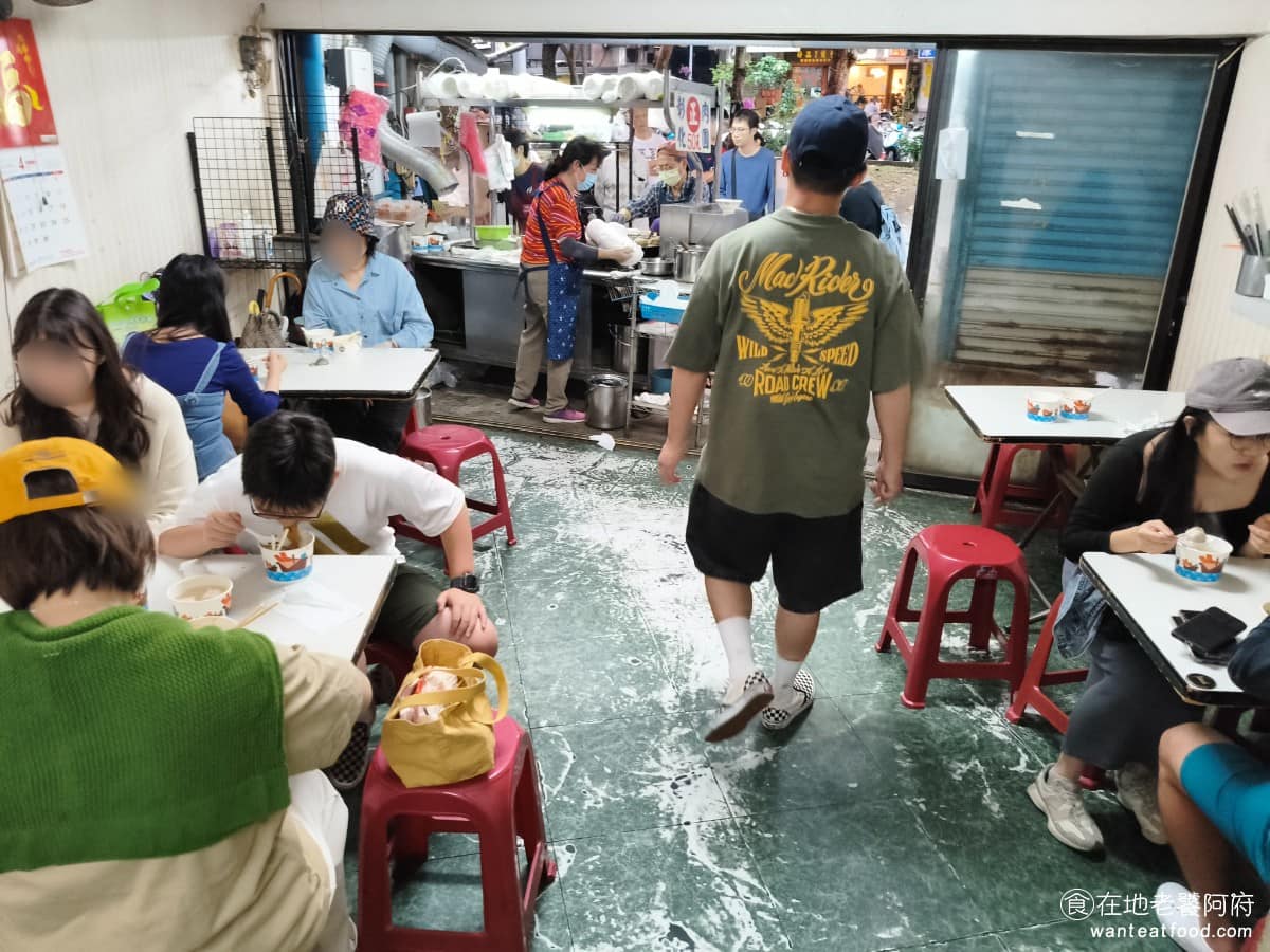 彰化肉圓安東街 彰化肉圓安東街菜單 彰化肉圓安東街推薦 大安區美食 大安美食 忠孝復興美食 店面外觀低調,算是鐵皮屋下,環境還算乾淨,座位要自己找,通常內用不會等不到座位,因為多數排隊的客人都是外帶 @在地老饕阿府