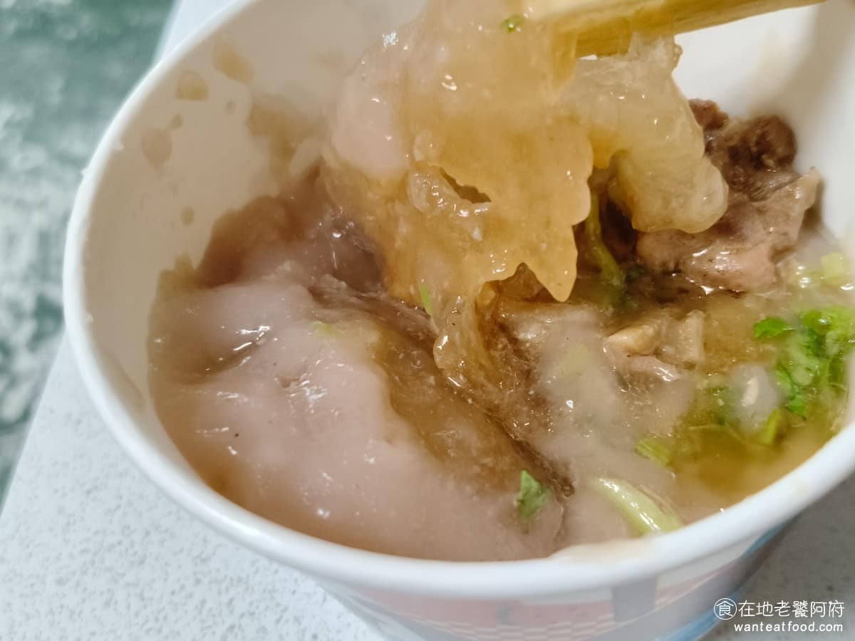 彰化肉圓安東街 彰化肉圓安東街菜單 彰化肉圓安東街推薦 大安區美食 大安美食 忠孝復興美食 醬汁也是一大亮點,除了傳統的白醬(帶甜味)之外,還多加了黑色醬油提供鹹味,兩種醬汁融合的恰到好處,醬汁黃金比例是這間店最吸引人的地方。 @在地老饕阿府