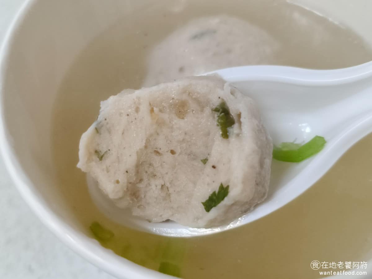 彰化肉圓安東街 彰化肉圓安東街菜單 彰化肉圓安東街推薦 大安區美食 大安美食 忠孝復興美食 吃起來發現味道香香的,咬開來看才知道,原來魚丸裡面有包一些香菜,所以這個魚丸可以說是香菜魚丸,因為湯裡面本來就有加芹菜,所以香菜和芹菜,和在一起味道就更香! @在地老饕阿府