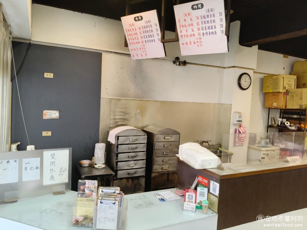 大橋頭魯肉飯 大橋頭魯肉飯菜單 大橋頭魯肉飯推薦 大同區美食 大同美食 大橋頭美食 經過幾十年的發展,攤車慢慢變成有店面的規模,現在已經是第三代接手經營。十幾年前,店家搬遷到現在延平北路三段的地址,才有了比較固定、寬敞一點的用餐空間。 @在地老饕阿府