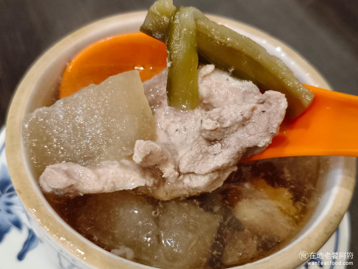 大橋頭魯肉飯 大橋頭魯肉飯菜單 大橋頭魯肉飯推薦 大同區美食 大同美食 大橋頭美食 裡面的配料有小黃瓜、排骨肉和蘿蔔。蘿蔔煮得非常爛,小黃瓜也燉到變軟,排骨肉肉質不會硬,都是可以直接吃的。 @在地老饕阿府