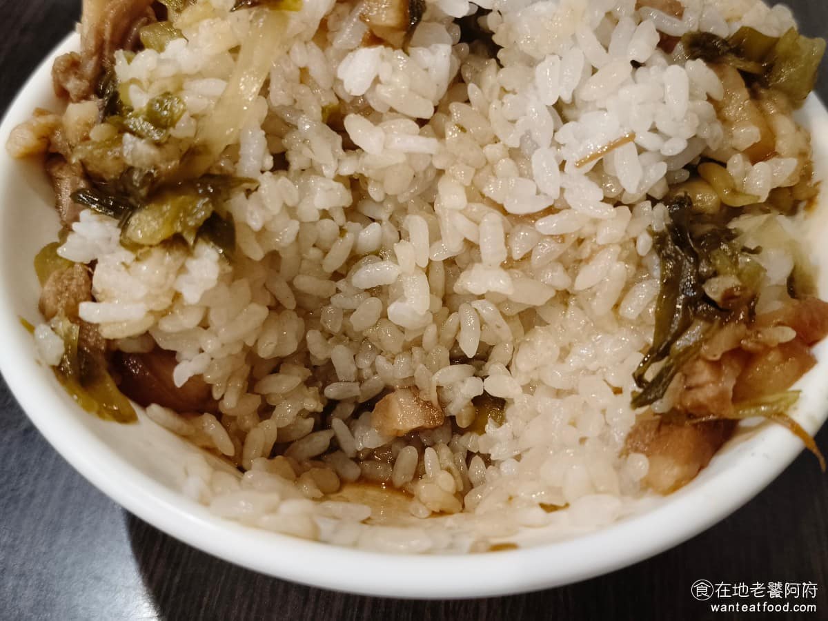 大橋頭魯肉飯 大橋頭魯肉飯菜單 大橋頭魯肉飯推薦 大同區美食 大同美食 大橋頭美食 底部還有一些醬汁,但因為飯的口感,吃起來濕氣比較重,所以整體吃起來沒有那麼鹹,味道偏淡口。 @在地老饕阿府