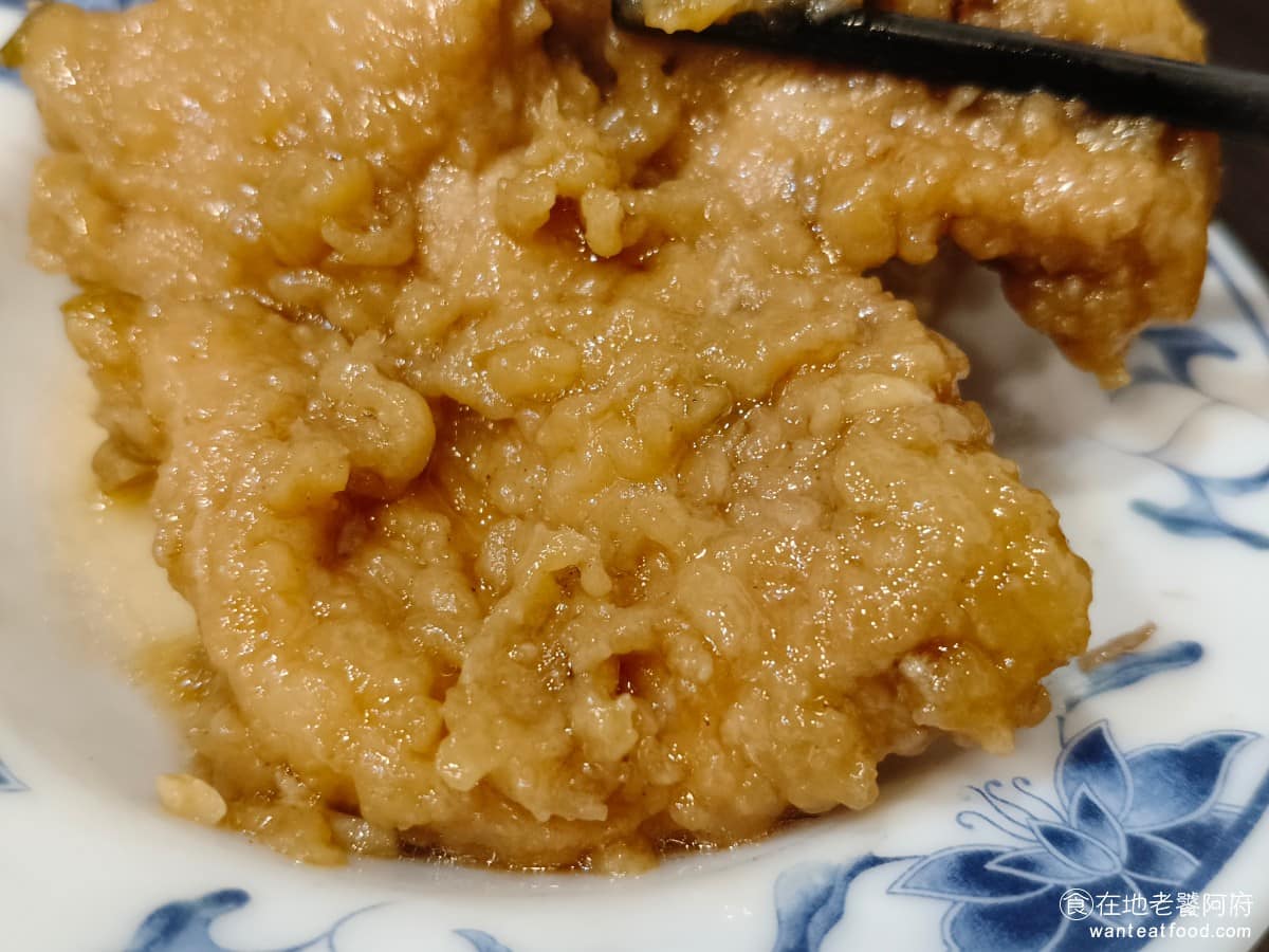 大橋頭魯肉飯 大橋頭魯肉飯菜單 大橋頭魯肉飯推薦 大同區美食 大同美食 大橋頭美食 排骨比預期中的好吃,肉質非常軟,而且滷得很入味,還吃的到一點膠質,配飯吃非常好吃,只是一片單點 65 元,小小一塊,價格不算便宜。 @在地老饕阿府