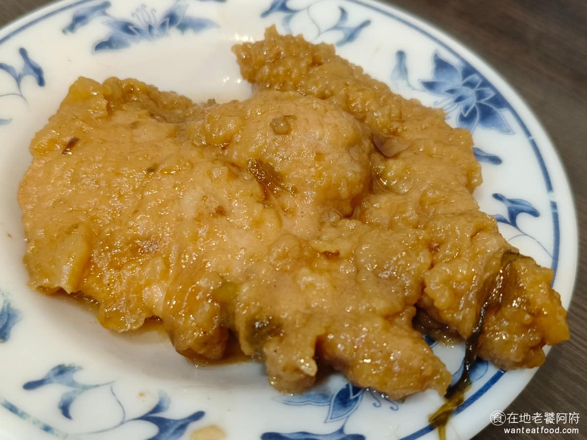 大橋頭魯肉飯 大橋頭魯肉飯菜單 大橋頭魯肉飯推薦 大同區美食 大同美食 大橋頭美食 排骨飯 排骨走先炸後滷的做法,鹹香味比較明顯,肉質燉煮後偏軟嫩,帶點蒜香氣息,跟一般清燉排骨吃起來風味不太一樣,喜歡吃滷排骨的人可以試試看。 @在地老饕阿府