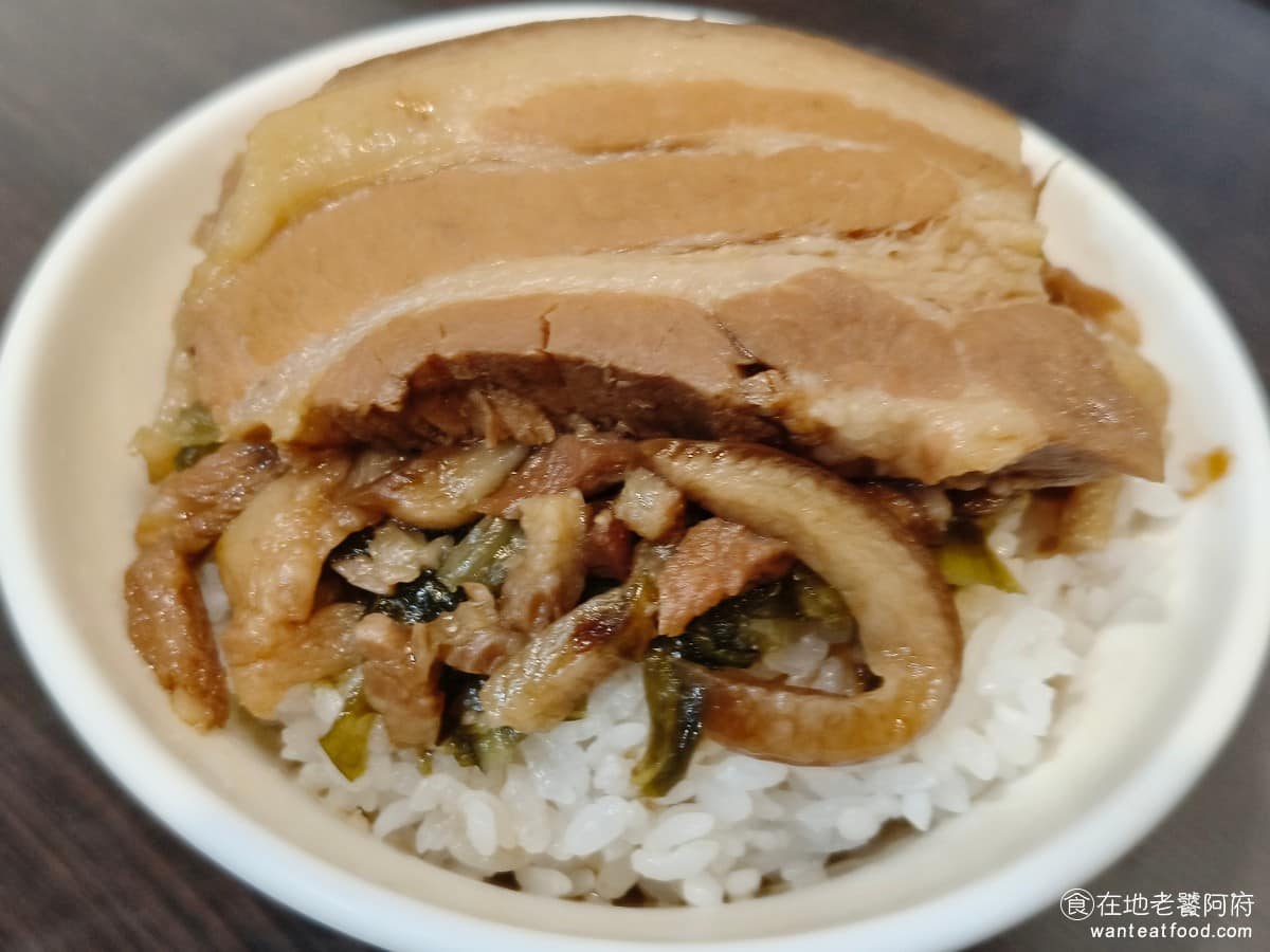 大橋頭魯肉飯 大橋頭魯肉飯菜單 大橋頭魯肉飯推薦 大同區美食 大同美食 大橋頭美食 魯肉飯+幼肉 很多人第一次看到菜單,常常會點錯,簡單來說這裡菜單寫的「魯肉」就是一般認知的「控肉」,所以如果點「魯肉飯」,其實就是「控肉飯」,白飯上面只會有酸菜,是沒有肉燥的。幼肉則是切成細絲狀的肉燥,如果第一次來,建議直接點菜單上的「魯肉飯+幼肉」就對了,這樣同時都能吃到。 @在地老饕阿府