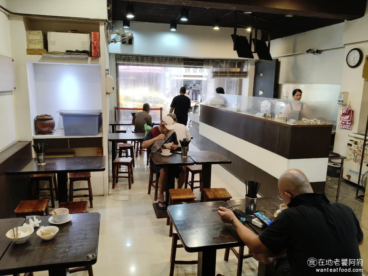 大橋頭魯肉飯 大橋頭魯肉飯菜單 大橋頭魯肉飯推薦 大同區美食 大同美食 大橋頭美食 店家名片上還特別印著「衛生第一」,廚房區域也整理得算乾淨,跟外觀給人的老店印象相比,其實內部維護得還可以。 @在地老饕阿府