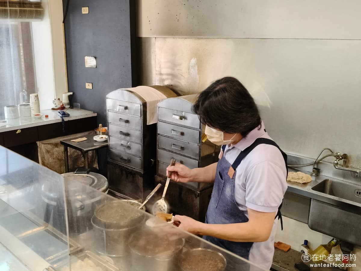 大橋頭魯肉飯 大橋頭魯肉飯菜單 大橋頭魯肉飯推薦 大同區美食 大同美食 大橋頭美食 《大橋頭魯肉飯》在地方上也算是頗有知名度的老店,過去曾獲選部落客百傑美食類年度冠軍,老闆也上過電視節目,分享經營故事。 @在地老饕阿府