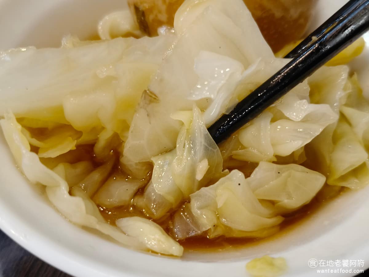 大橋頭魯肉飯 大橋頭魯肉飯菜單 大橋頭魯肉飯推薦 大同區美食 大同美食 大橋頭美食 滷高麗菜 高麗菜滷得透而不爛,吃起來帶點鮮甜,滷汁調味不會太重,屬於清爽、解膩的配菜,20元價格便宜,是不少人點餐必加的小菜。 @在地老饕阿府