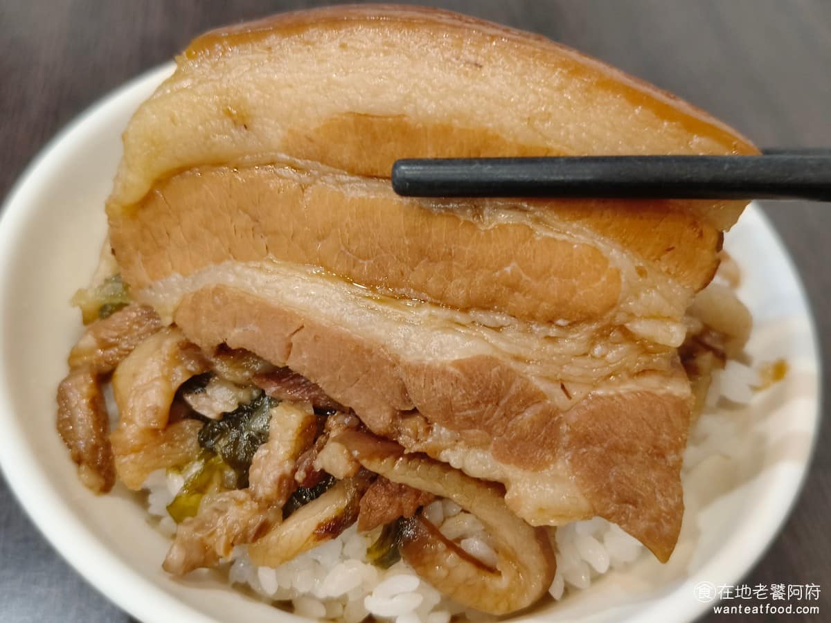 大橋頭魯肉飯 大橋頭魯肉飯菜單 大橋頭魯肉飯推薦 大同區美食 大同美食 大橋頭美食 控肉雖然尺寸比較小,但其實滷得還不錯,肉質超級軟嫩,滷汁也很入味,每一口肉吃起來都很香。 @在地老饕阿府