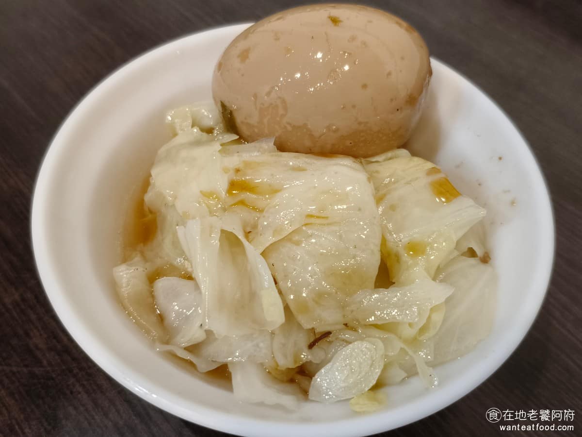 大橋頭魯肉飯 大橋頭魯肉飯菜單 大橋頭魯肉飯推薦 大同區美食 大同美食 大橋頭美食 滷鴨蛋+滷高麗菜小 鴨蛋本身比雞蛋略硬一些,滷製程度不算深入味,但鴨蛋自帶的香氣還算足夠,配著飯一起吃,可以增添口感層次。 @在地老饕阿府