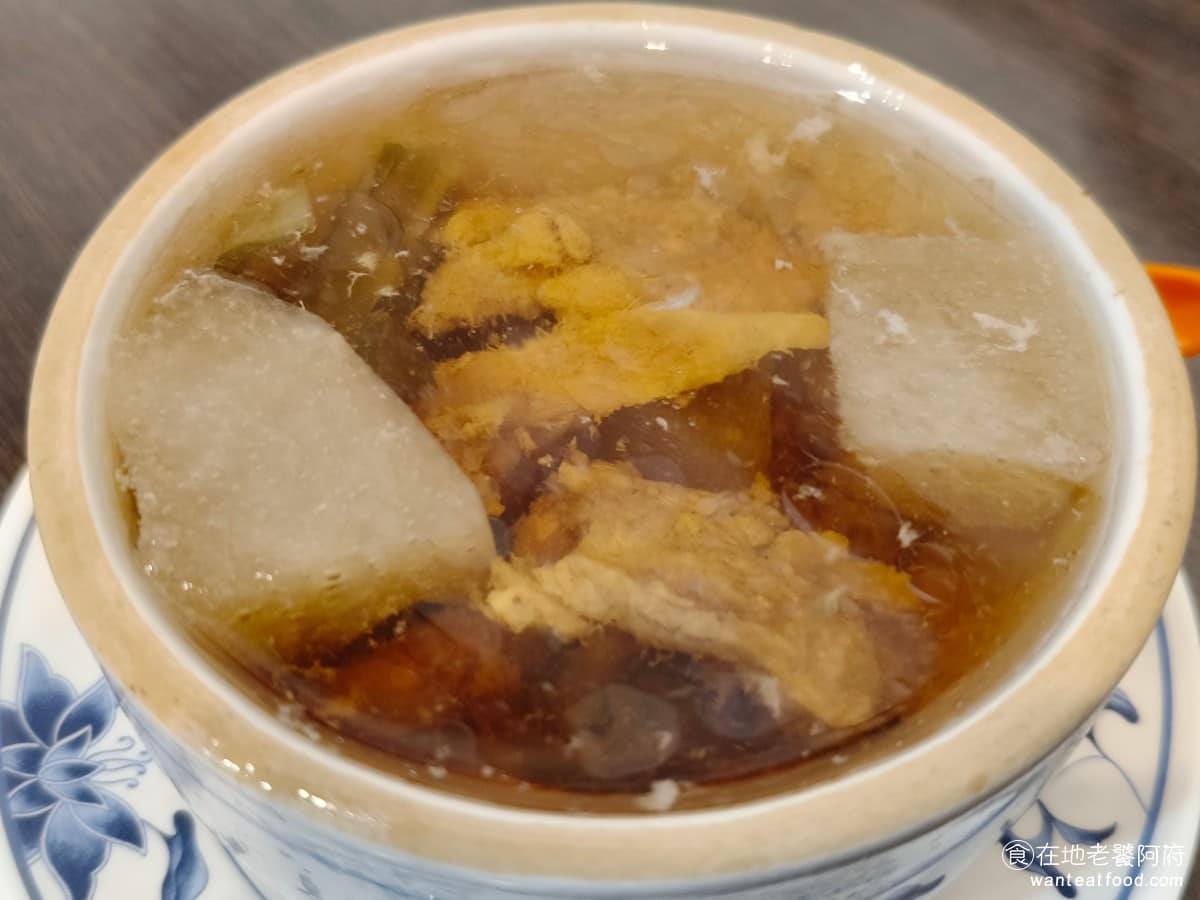 大橋頭魯肉飯 大橋頭魯肉飯菜單 大橋頭魯肉飯推薦 大同區美食 大同美食 大橋頭美食 清燉排骨湯 湯頭清澈不油膩,排骨肉質偏瘦一點,搭配冬瓜燉煮,湯裡帶著自然的甘甜味,適合搭配飯類一起吃。 @在地老饕阿府
