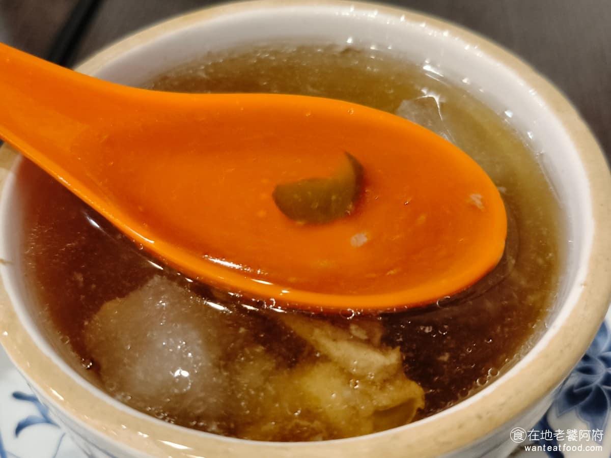 大橋頭魯肉飯 大橋頭魯肉飯菜單 大橋頭魯肉飯推薦 大同區美食 大同美食 大橋頭美食 原本以為吃起來會很油,結果完全不會,上面附著反光的地方,其實是水不是油,所以配著滷肉飯吃,吃完完全不會覺得,嘴巴油膩膩的。 @在地老饕阿府