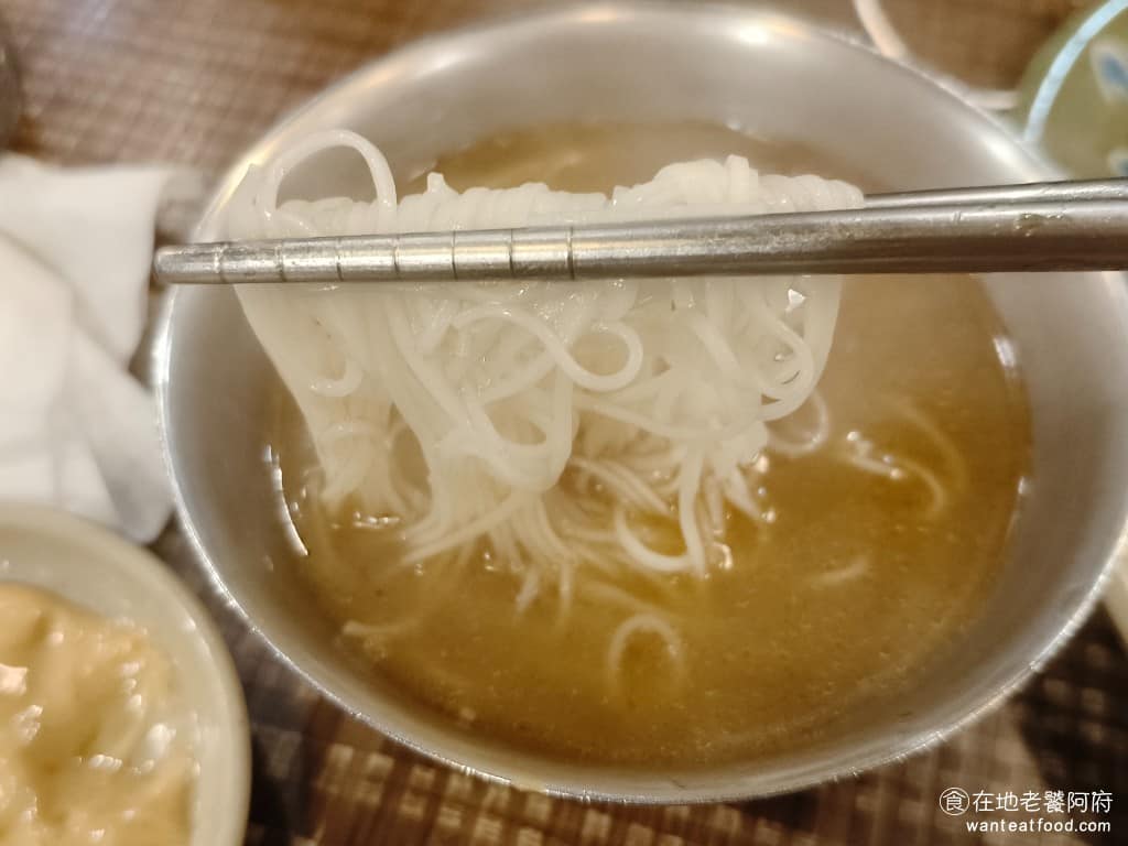 霸味薑母鴨內湖旗艦店 霸味薑母鴨內湖旗艦店菜單 霸味薑母鴨內湖旗艦店推薦 內湖區美食 內湖美食 因為湯頭重口味，所以麵線直接吃，其實沒什麼味道，建議要配著湯一起吃，一口麵一口湯，味道超棒，讓人停不下來！ @在地老饕阿府