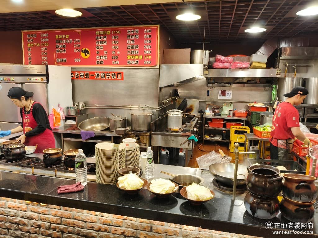 霸味薑母鴨內湖旗艦店 霸味薑母鴨內湖旗艦店菜單 霸味薑母鴨內湖旗艦店推薦 內湖區美食 內湖美食 霸味薑母鴨，創立於 1993 年，從三重發源，創辦人是現任內湖店店長高艾倫的舅舅。從三重總店開始，慢慢發展成全台一百多家的連鎖品牌，有分為直營店和加盟店。 @在地老饕阿府