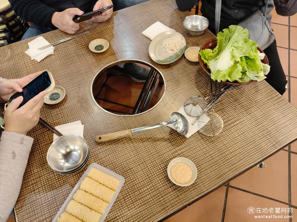 霸味薑母鴨內湖旗艦店 霸味薑母鴨內湖旗艦店菜單 霸味薑母鴨內湖旗艦店推薦 內湖區美食 內湖美食 桌椅就是傳統薑母鴨的矮桌、矮凳，桌子中間挖空，可以放火爐，桌椅都很矮，坐久了可能不太舒服，但就是要這種氛圍才對味。 @在地老饕阿府