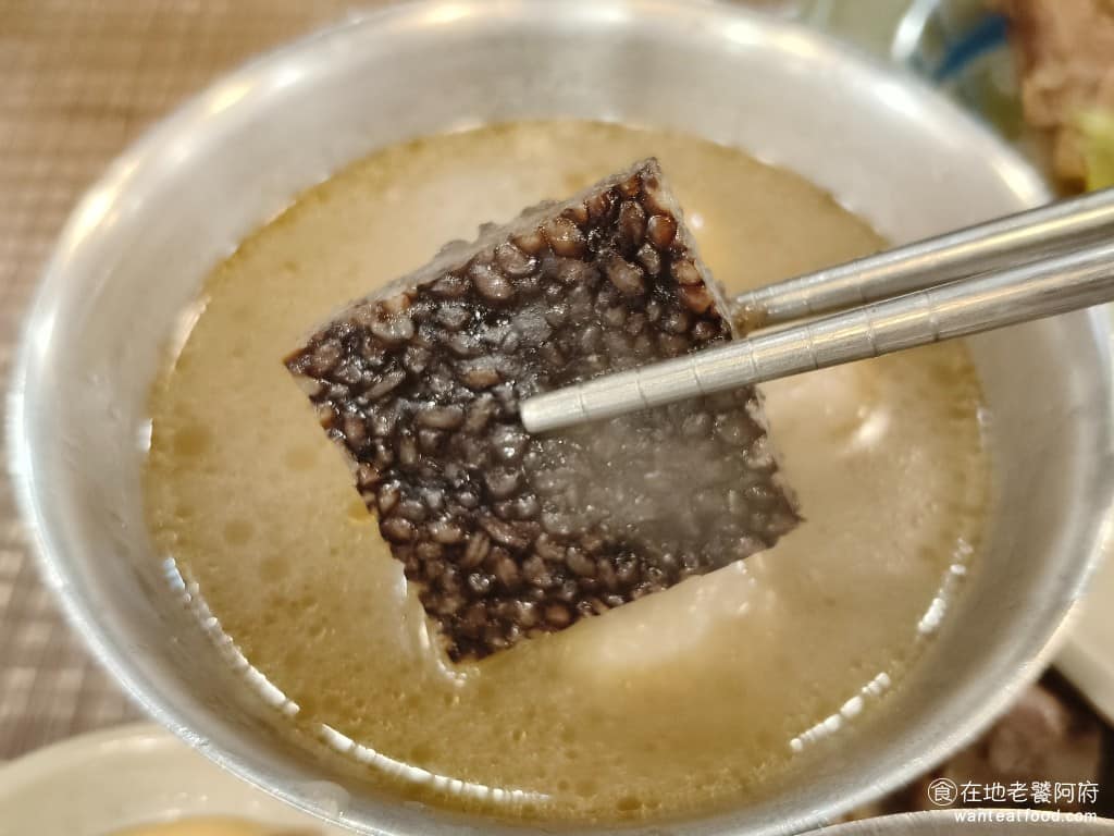 霸味薑母鴨內湖旗艦店 霸味薑母鴨內湖旗艦店菜單 霸味薑母鴨內湖旗艦店推薦 內湖區美食 內湖美食 《霸味薑母鴨-內湖旗艦店》的米血偏硬，所以即使煮久了，也不容易爛掉，而且煮久的米血會更入味，還吃得到米香，很不錯吃，推薦點一份。 @在地老饕阿府