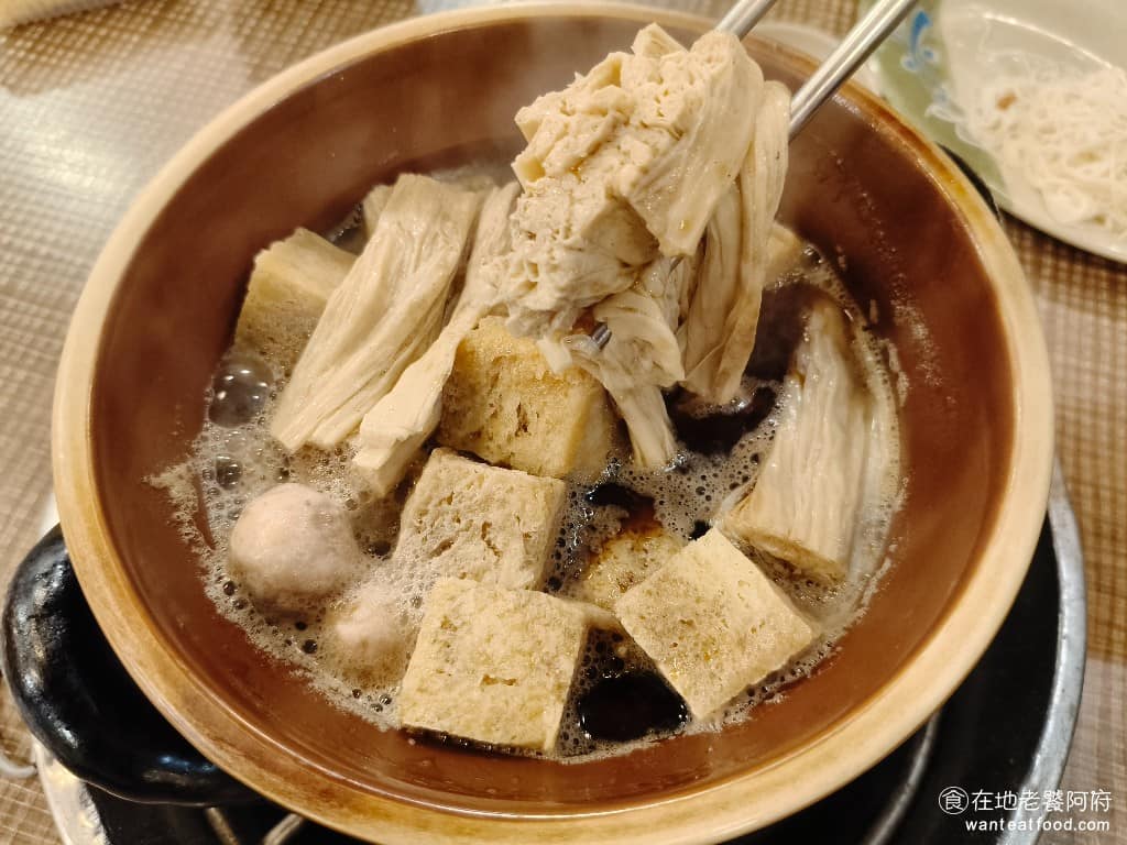 霸味薑母鴨內湖旗艦店 霸味薑母鴨內湖旗艦店菜單 霸味薑母鴨內湖旗艦店推薦 內湖區美食 內湖美食 鮮豆皮 豆皮口感吃起來非常的滑嫩，很容易吸飽醬汁，所以每一口吃起來都味道十足，非常好吃。 @在地老饕阿府