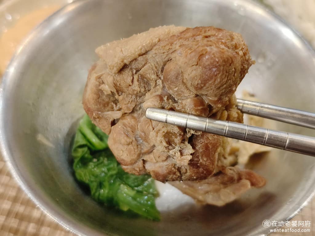 霸味薑母鴨內湖旗艦店 霸味薑母鴨內湖旗艦店菜單 霸味薑母鴨內湖旗艦店推薦 內湖區美食 內湖美食 《霸味薑母鴨-內湖旗艦店》的鴨肉，肉質不會太硬，某些部位還帶皮，帶皮部位的口感都偏軟，皮吃起來也很Q彈，沾上特製的豆乳醬，味道真的很棒。 @在地老饕阿府