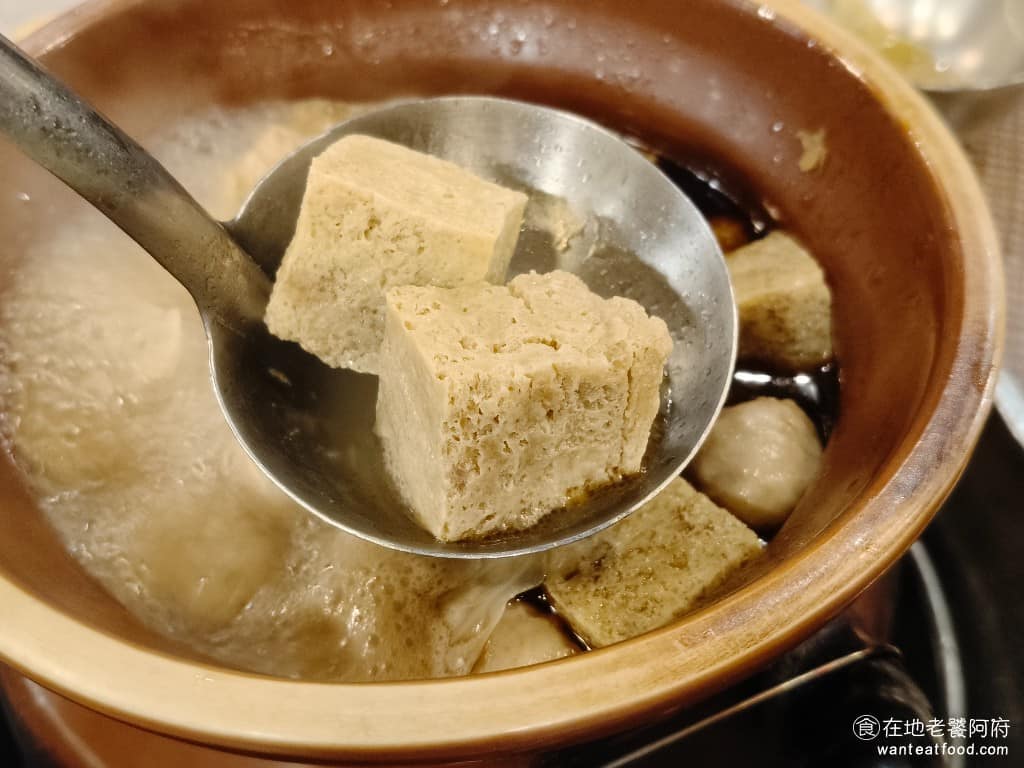 霸味薑母鴨內湖旗艦店 霸味薑母鴨內湖旗艦店菜單 霸味薑母鴨內湖旗艦店推薦 內湖區美食 內湖美食 左邊的是凍豆腐，右邊的是奇豆腐，兩個長得超級像，但其實吃起來，口感不一樣，奇豆腐會比較軟一點。 @在地老饕阿府