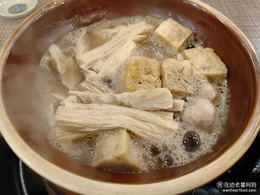 霸味薑母鴨內湖旗艦店 霸味薑母鴨內湖旗艦店菜單 霸味薑母鴨內湖旗艦店推薦 內湖區美食 內湖美食 霸味薑母鴨最大特色就是他的湯頭，用甘蔗、薑汁、薑渣和獨門中藥材調味粉熬製，喝起來甜中帶甘，不會太辣，店員還會依天氣冷熱調整薑汁的量，熱的時候淡一點，冷的時候薑就加多一點。 @在地老饕阿府