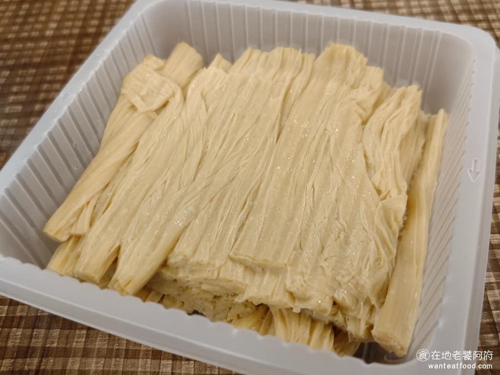 霸味薑母鴨內湖旗艦店 霸味薑母鴨內湖旗艦店菜單 霸味薑母鴨內湖旗艦店推薦 內湖區美食 內湖美食 鮮豆皮 超會吸湯的配料，咬下去湯汁滿滿，煮久一點會更軟、更入味，必點的配料之ㄧ。 @在地老饕阿府