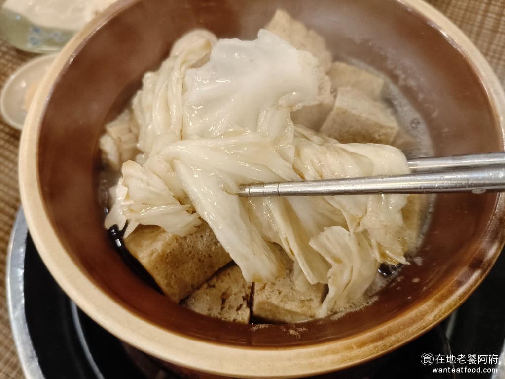 霸味薑母鴨內湖旗艦店 霸味薑母鴨內湖旗艦店菜單 霸味薑母鴨內湖旗艦店推薦 內湖區美食 內湖美食 蔬菜煮進湯裡，會增加湯頭的甘甜，高麗菜煮軟後也很好吃。 @在地老饕阿府