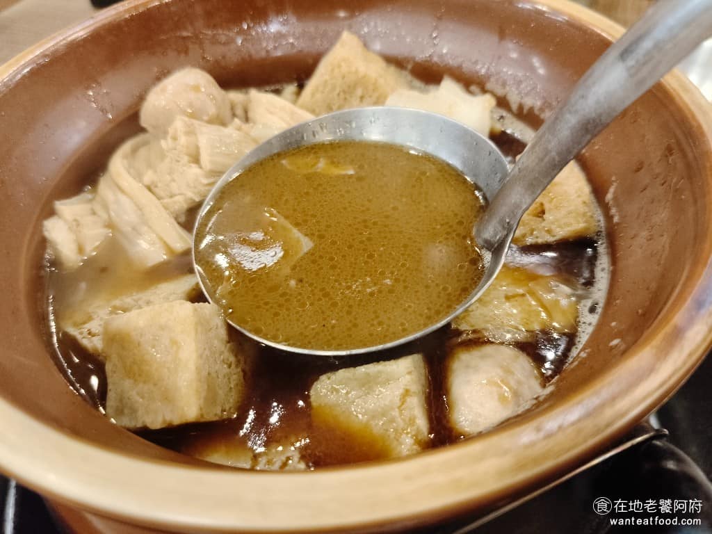 霸味薑母鴨內湖旗艦店 霸味薑母鴨內湖旗艦店菜單 霸味薑母鴨內湖旗艦店推薦 內湖區美食 內湖美食 湯頭喝起來麻油味十足，還有淡淡的酒味，因為底部的爐火是炭燒，所以湯頭還會有微微的炭香味，這是炭燒的優點，但缺點就是，室內會有比較重的煙味。 @在地老饕阿府